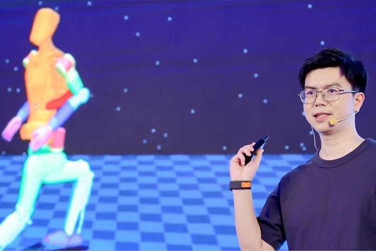 天才少年稚晖君kaiyun开云机器人走路进场！AI模型做大脑，目标售价20万以内